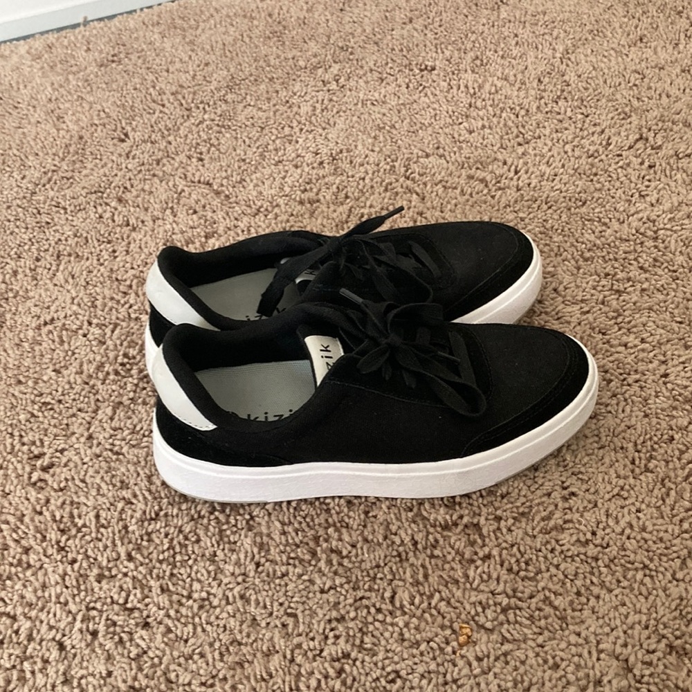 Kizik black and white hands free shoes